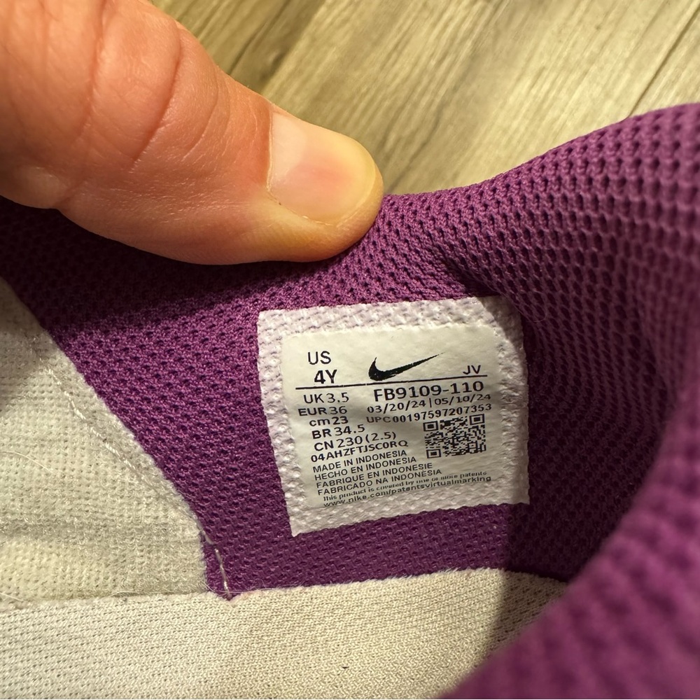 Nike Kids Sneakers in Purple and White - Picture 6 of 6